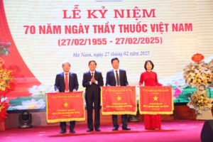 Thầy Hiệu trưởng Nguyễn Mạnh Cường nhận Cờ thi đua của UBND Tỉnh Hà Nam