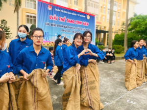 Thi nhảy bao bố giữa các chi đoàn sinh viên